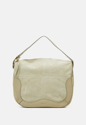 Sac à épaule en cuir beige avec des détails de couture arrondis et une seule sangle sur un fond clair uni.