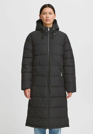 Manteau matelassé noir avec capuche, doté d'une fermeture éclair à l'avant, de poches zippées et d'un motif matelassé. Manches longues et coupe allant jusqu'aux genoux.