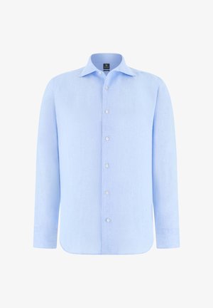 Lichtblauw herenoverhemd met lange mouwen, voorzien van een klassieke kraag en witte knopen aan de voorkant, gepresenteerd op een witte achtergrond.