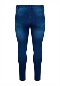 Uske jeans u tamnoplavom denimu s glatkom teksturom. Imaju srednji pojas, dva stražnja džepa i prilagodljivu siluetu.