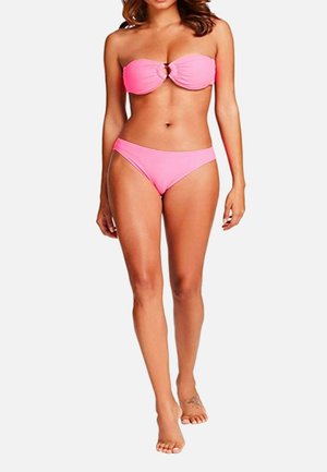 Bikini a bandeau rosa con dettaglio anteriore intrecciato, abbinato a slip a vita bassa coordinati. Texture liscia con cuciture minime.