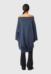 Överstor navysvetttröja med off-shoulder-design, ribbad halsringning och texturerad tyg. Har en rynkad nederkant och långa ärmar.