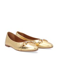 Gouden metalen balletschoenen met een spitse neus, voorzien van een decoratieve kettingversiering over de bovenkant en een lage houten hak.