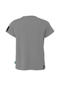T-shirt grigio a maniche corte con scollo rotondo, cuciture piatte e un accento nero sulla manica sinistra, con un piccolo etichetta del marchio all'orlo.