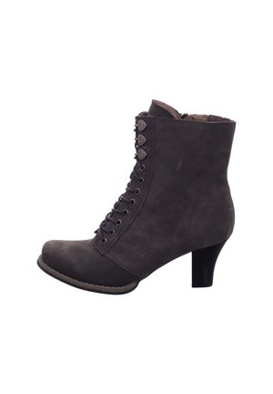 Graue Wildleder-Stiefeletten mit abgerundeter Zehenpartie, Schnürung auf der Vorderseite, dekorativen Ösen und einem leicht erhöhten schwarzen Absatz. Glatte Textur.