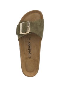 Sandalo in suede verde oliva con una larga fascia, fibbia in metallo dorato e una soletta morbida e texturizzata, con marchio sulla soletta interna.