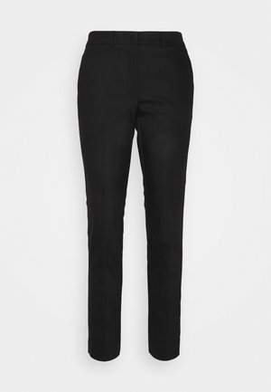 Zwarte, op maat gemaakte slim-fit broek met ceintuurlussen en voorste vouwdetail, weergegeven tegen een effen witte achtergrond.