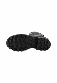Suela de bota de goma negra con un patrón de banda de rodadura que presenta grandes tacos para tracción. La parte inferior es lisa con detalles de marca en relieve.