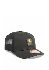 Schwarze Snapback-Kappe mit strukturiertem Oberteil, Mesh-Seitenpanelen, flachem Schirm und einem goldenen Logo-Patch mit einem Fußball-Design.