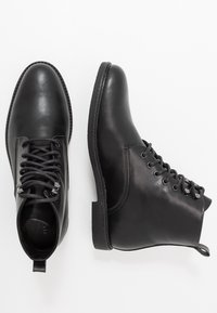 Pier One Šněrovací kotníkové boty - black