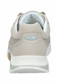 Lichtbeige sportshoe met een textiel bovenwerk en een gevoerde kraag. Beschikt over een rubberen zool met een witte en grijze profielontwerp.