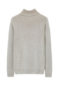 Maglione grigio chiaro lavorato a maglia con colletto alto, texture a costine e maniche lunghe. Design semplice, senza motivi o accenti visibili.
