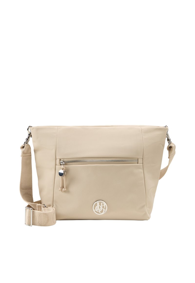Borsa a spalla beige realizzata in materiale liscio, con una tasca frontale con zipper, tracolla regolabile e un logo circolare in argento.