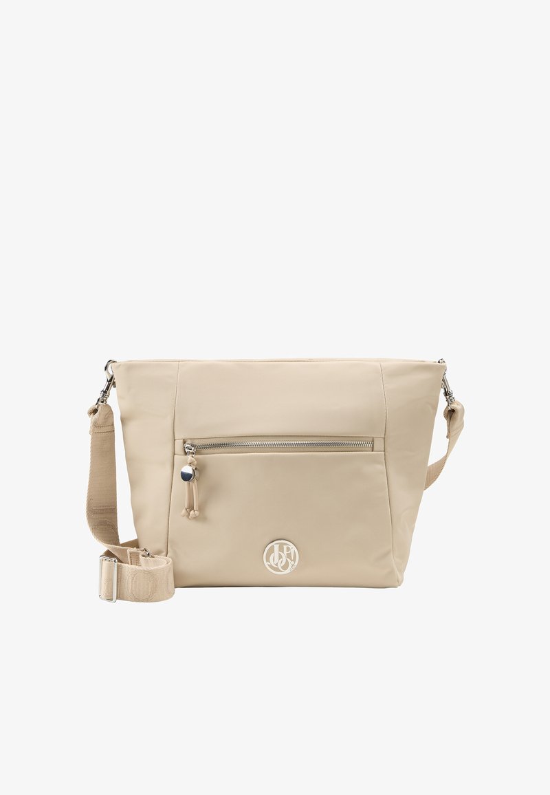 Borsa a spalla beige realizzata in materiale liscio, con una tasca frontale con zipper, tracolla regolabile e un logo circolare in argento.