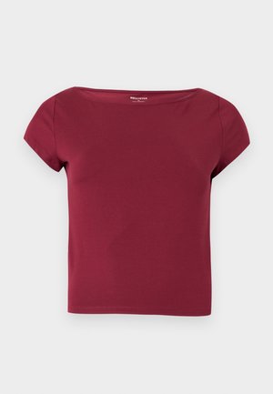 Īss piedurkņu, viendabīgi vīnogu krāsas īss tops ar plata kakla izgriezumu un gludu audumu, attēlots vienkrāsainā gaišā fonā.