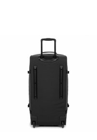 Schwarzer Rollkoffer mit strukturierter Oberfläche, ausziehbarem Griff und leichtgängigen Rollen. Verfügt über seitliche Riemen und einen stabilen Boden.