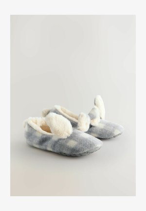 Sive in bele copate s puloverjem z mehkimi, kremastimi podlogami in ušesnimi akcenti na zgornjem delu. Imajo zaobljen nos in teksturirano podplat.