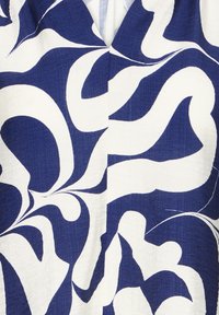 Blau-weiß gemusteter Stoff mit wirbelnden und abstrakten Designs, mit strukturierter Webart und glatter Oberfläche.