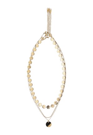 Colier stratificat cu nuanță aurie, având talismane rotunde cu fețe zâmbitoare pe un lanț și un pandantiv circular simplu pe un lanț subțire.