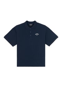 Granatowa koszulka polo z teksturowej tkaniny, z trzema guzikami na przodzie i małym białym logo na lewej piersi.