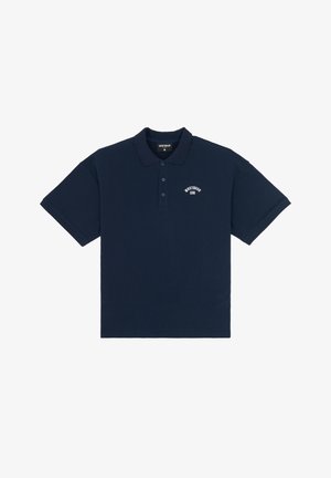 Polo blu navy realizzato in tessuto testurizzato, con un colletto a tre bottoni e un piccolo logo bianco sul lato sinistro del petto.