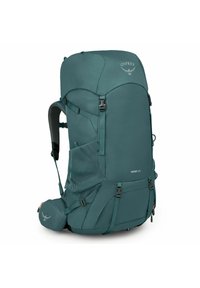 Teal rugzak met meerdere compartimenten, net zijvakken, verstelbare banden en een gebogen bovenkant, voorzien van het label "REN 65" aan de voorkant.