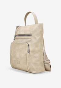 Mochila de imitación de cuero beige con un bolsillo frontal con cremallera, correa ajustable y asa superior. Textura suave con acentos de hardware mínimos.
