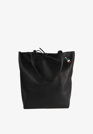 Zwarte, getextureerde leren boodschappentas met twee handvatten, een gestrikte leren bandsluiting en een klein bedeltje met de Italiaanse vlag aan één zijde.