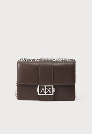 Tumepruun nahast õlakott hõbedase kett-rihma ja hõbedase "AX" logoga klambriga esiküljel oleva flapi peal.