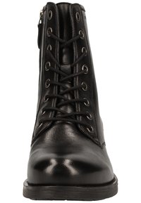 Stivale alla caviglia in pelle nera con allacciatura frontale, occhielli in metallo, punta tonda e cerniera laterale per un facile indossamento. Texture liscia, suola robusta.