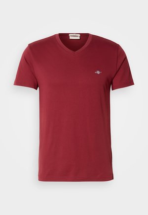 Rode katoenen T-shirt met een V-hals, korte mouwen en een klein geborduurd logo op de linkerborst. Gladde textuur met een klassiek pasvorm.