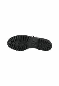 Suola di scarpa in gomma nera con scanalature e rilievi profondi. Presenta un profilo piatto, un logo di marca prominente e dettagli di presa a motivo a croce.