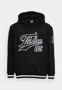 Sudadera negra de algodón que presenta un gran diseño gráfico blanco y el número "05" en el frente. Puños acanalados con rayas blancas.