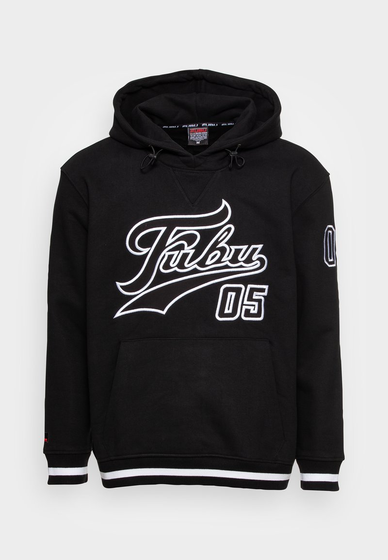 Sudadera negra de algodón que presenta un gran diseño gráfico blanco y el número "05" en el frente. Puños acanalados con rayas blancas.
