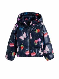 Marinblå puffjacka med huva, med en glänsande yta och ett färgglatt tryck av jordgubbar, fjärilar och blommor. Dragkedja framtill.