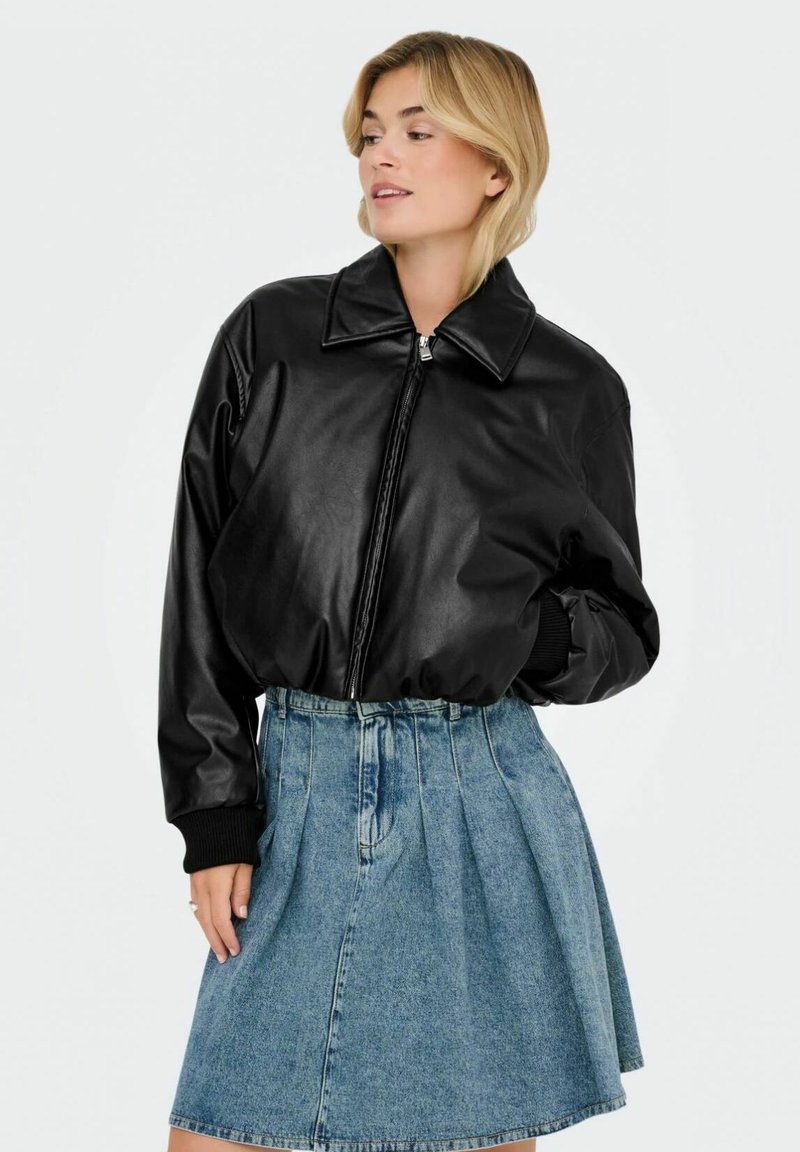 Must mustrakk nahkadeleg bomber-jakk suurte krae ja esiseppadega, ribadega mansettide ning denim A-line seelikuga.