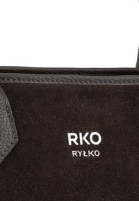 Borsa in suede marrone con dettagli in cuoio. Presenta un logo in argento embossato "RKO RYLKO" e cuciture dettagliate lungo i bordi.