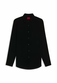 Schwarzes langärmeliges Hemd aus glattem Stoff mit durchgehender Knopfleiste, Kragen und kontrastierendem rotem Etikett am Hals.