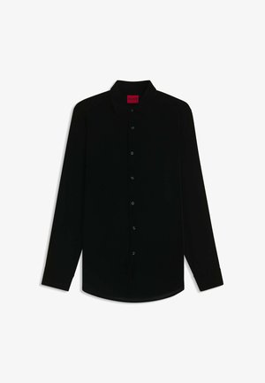 Czarna koszula z długim rękawem wykonana z gładkiej tkaniny, z zapięciem na guziki z przodu, kołnierzykiem i kontrastową czerwoną metką na karku.