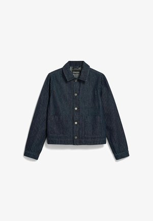 Donkere spijkerjas met een verticale streepjespatroon, knoopsluiting aan de voorkant, puntige kraag en twee opgestikte zakken aan de voorkant. Gestructureerde stof afwerking.