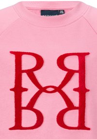 Felpa rosa con grandi lettere rosse ricamate 'R' e 'B' collegate da un design ad anello. Tessuto liscio, colletto a costine.