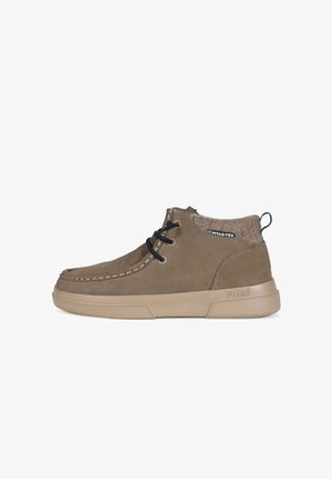 Bottines en daim marron avec un col doux semblable à de la laine, des lacets noirs et une semelle en caoutchouc beige avec un motif texturé.