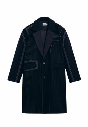 Ciemny wełniany płaszcz w prążek, z klapami z wycięciem, trzema kieszeniami i pięcioma guzikami. Mankiety są lekko szerokie z kontrastującym przeszyciem.