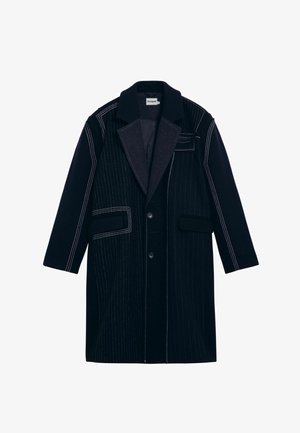 Dunkler Wollmantel mit Nadelstreifenmuster, Reverskragen, drei Taschen und fünf Knöpfen. Die Manschetten sind leicht weit geschnitten und mit kontrastierenden Nähten versehen.