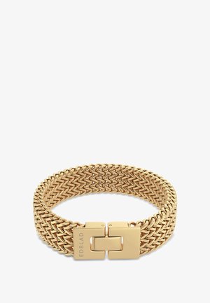 Gouden metalen armband met een geweven ontwerp, voorzien van een rechthoekige sluiting gegraveerd met "EDBLAD." Gladde textuur en verstrengelde draden.