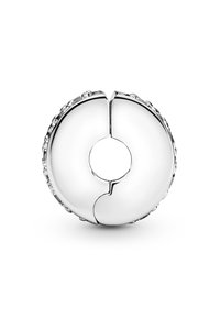 Srebrni okrogli dekorativni predmet s centralno luknjo, ki ima gladko površino in poudarjene robove z majhnimi dvignjenimi detajli.