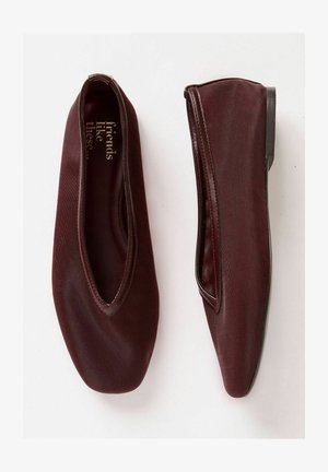 Burgundinės plokščios avalynės su lygiu tekstiliniu paviršiumi, atviru kaklu ir subtiliais siuvinėjimo akcentais. Padas juodas ir šiek tiek tekstūruotas.