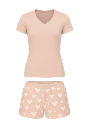 Camiseta de cuello en V color durazno con manga corta, combinada con pantalones cortos, que presenta un patrón de corazones y puntos en blanco sobre un fondo durazno.