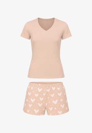 Camiseta de cuello en V color durazno con manga corta, combinada con pantalones cortos, que presenta un patrón de corazones y puntos en blanco sobre un fondo durazno.