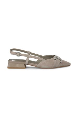 Ballerines à talon moyen en daim gris clair, avec un bout pointu, un petit talon bloc et des accents métalliques décoratifs à l'avant.